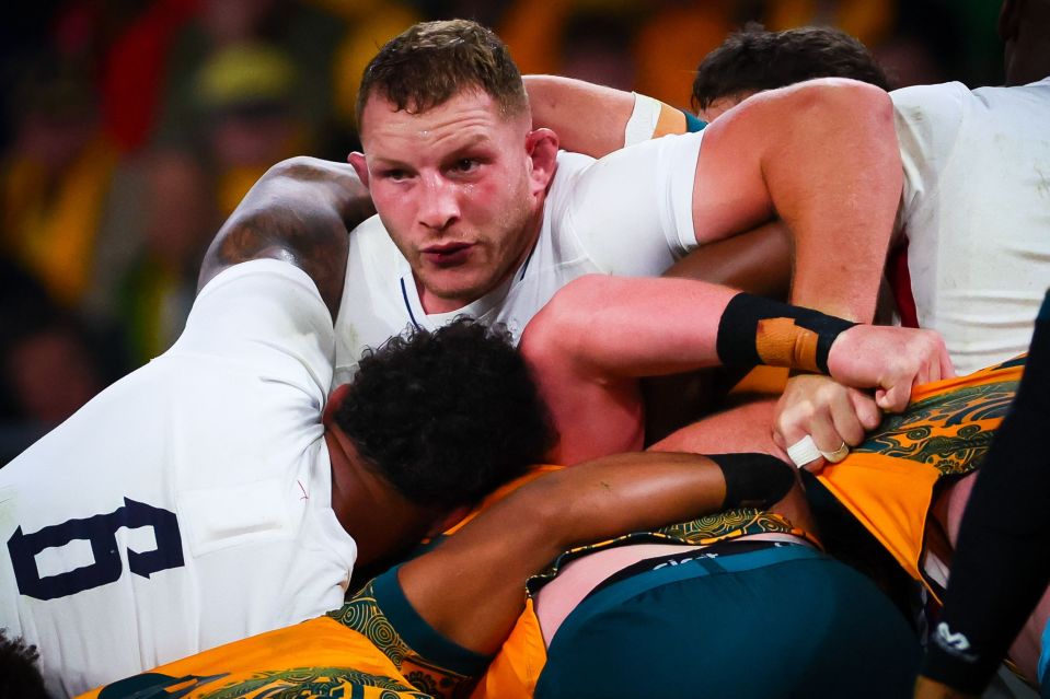 England's Sam Underhill retains procession in a maul v Australia