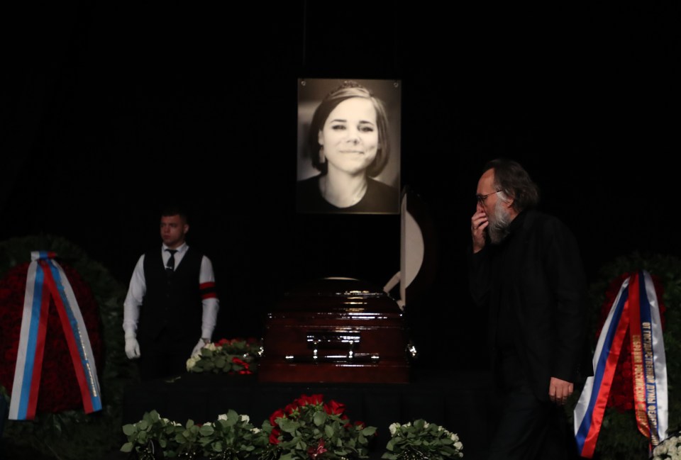 Dugin walking past the coffin of his daughter Darya