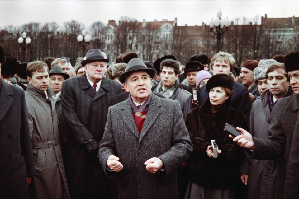 Mr Gorbachev, centre, with his wife Raisa in 1990