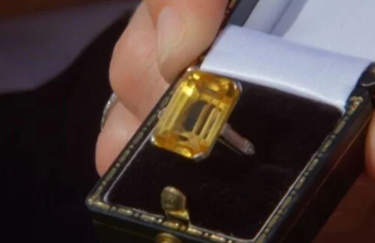 The Art Deco ring showcased a gorgeous yellow sapphire