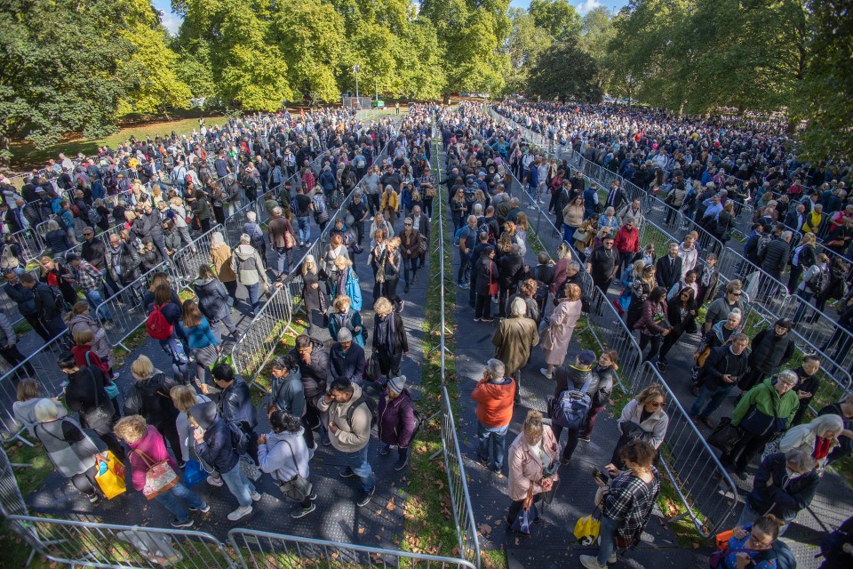 Entry to the queue was shut down for six hours but it hasn't stopped mourners