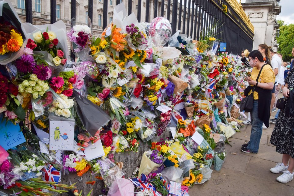 A queue of mourners lay around the floral tributes flowers outside Buckingham Palace to pay their respects to Queen Elizabeth II