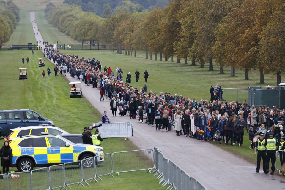 The start of crowds forming outside Windsor Castle this morning