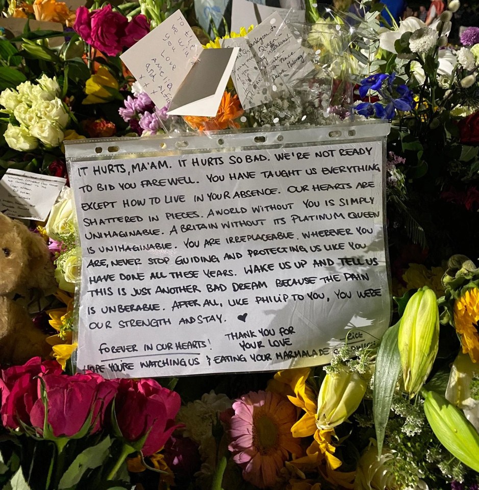 A sweet note left by royal fan and reporter Rick Petrachi has tugged at people's heartstrings, with people saying it sums up a nation's grief