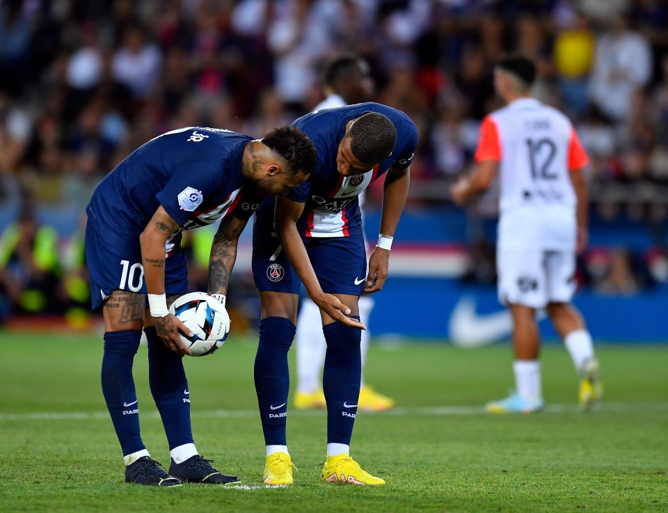 Mbappe argues with Neymar over who should take a penalty against Montpellier