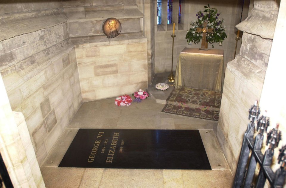 The pale stone annexe has a black stone slab set into the floor and is located on the north side of St George’s behind the North Quire Aisle