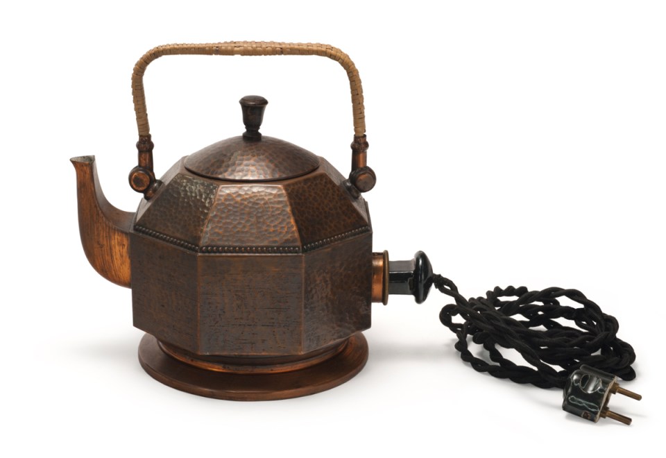 AN-TEA-QUE . . . first electric kettle from 1891 was made by the US Carpenter Electric Company