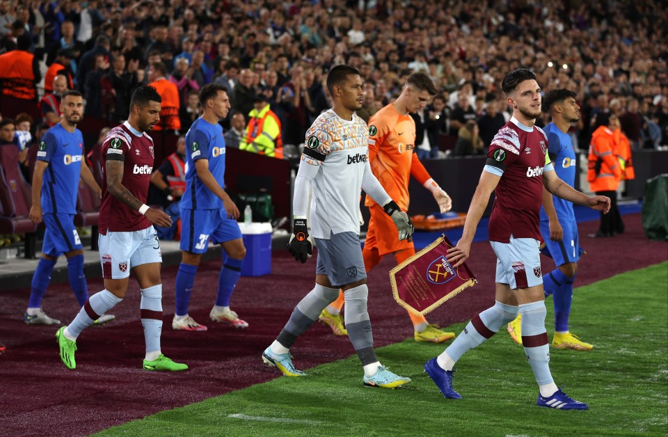 Players at the London Stadium wore black armbands