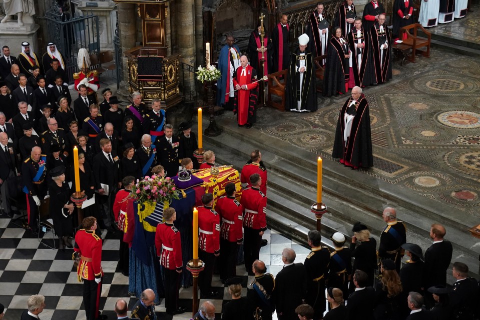 The Queen’s coffin was carried in by soldiers from the Queen’s Company, 1st Battalion Grenadier Guards into Westminster Abbey