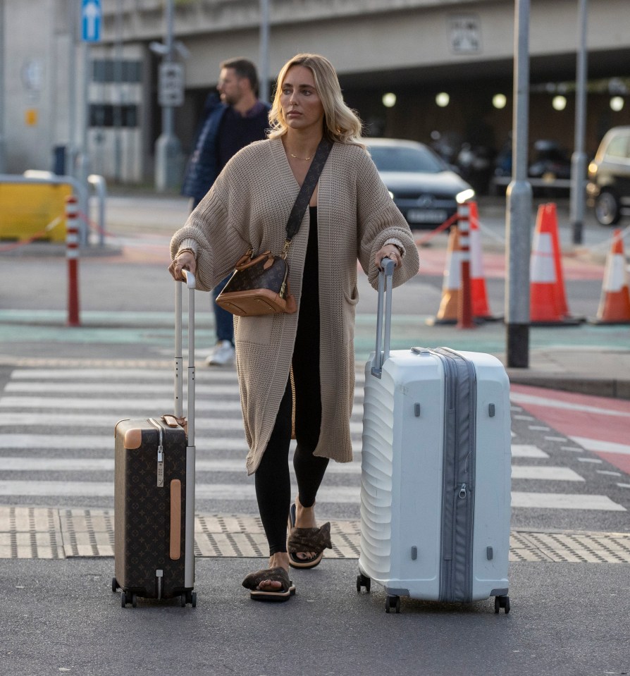 The star looked glamorous as she pulled her suitcases along