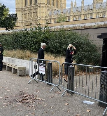 A builder said Phillip Schofield was heckled for skipping the queue to see the Queen's coffin