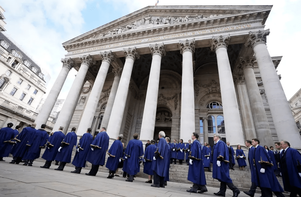 Guards had marched to the Royal Exchange