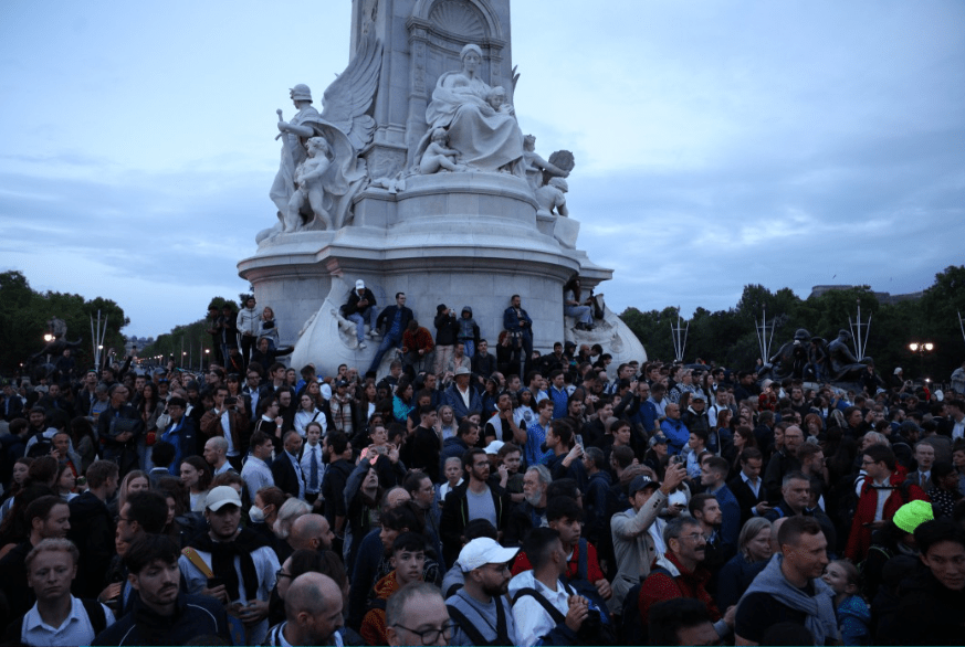 Huge crowds gathered on the Victoria Memorial in front of Buckingham Palace after the nation heard the tragic announcement