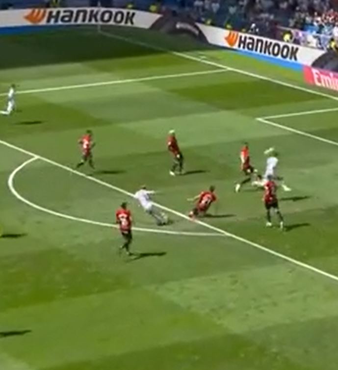 The Uruguayan unleashed a shot from the edge of the box