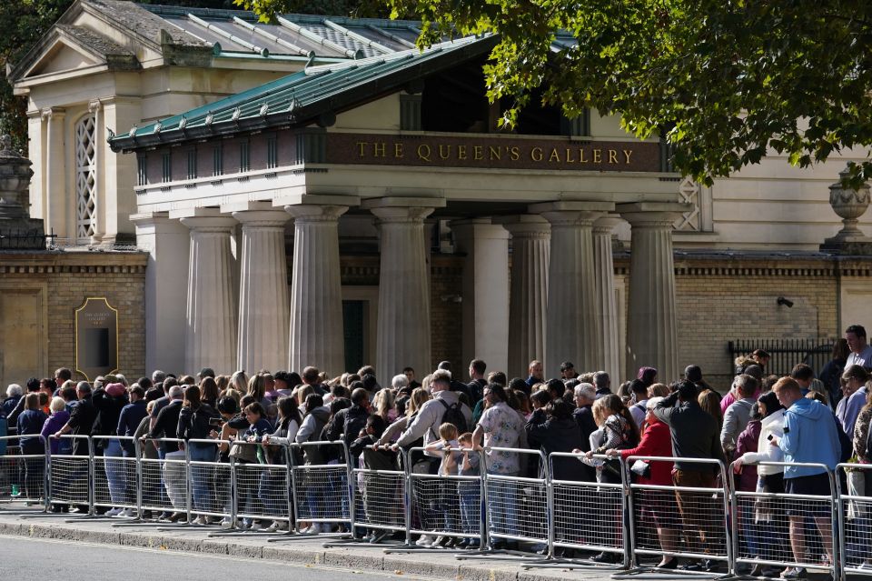 Crowds at Queen’s Gallery near end of the route