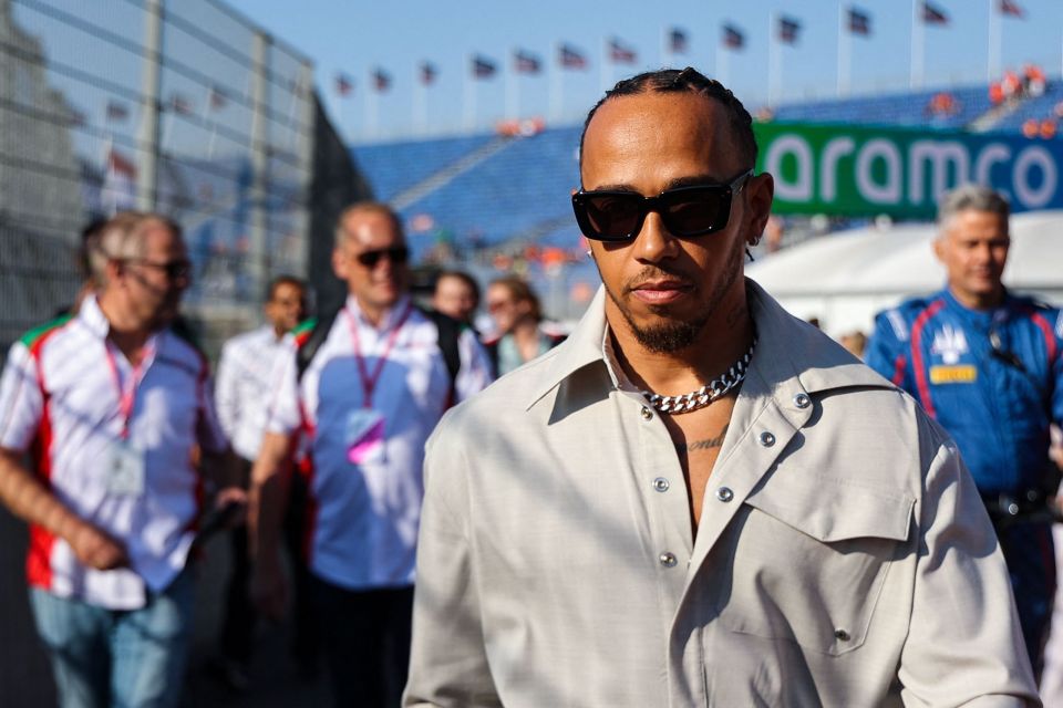 Lewis Hamilton has revealed he would like to be involved in a possible bid for Manchester United