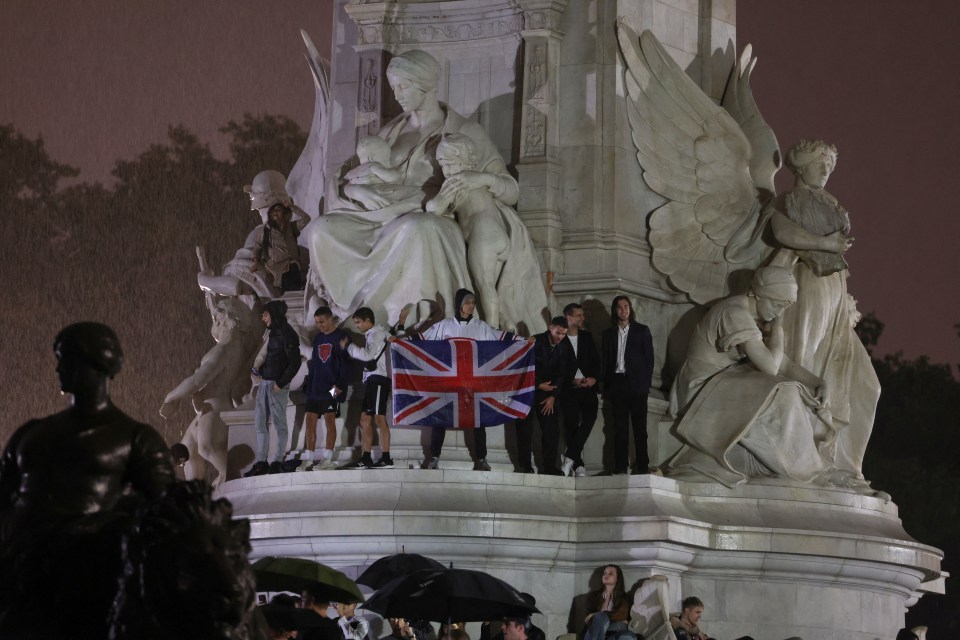 Crowds have been arriving outside royal residences