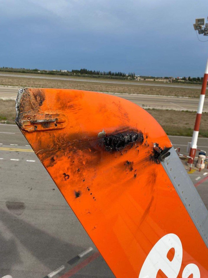 A lightning bolt damaged the wing of an easyjet aircfat