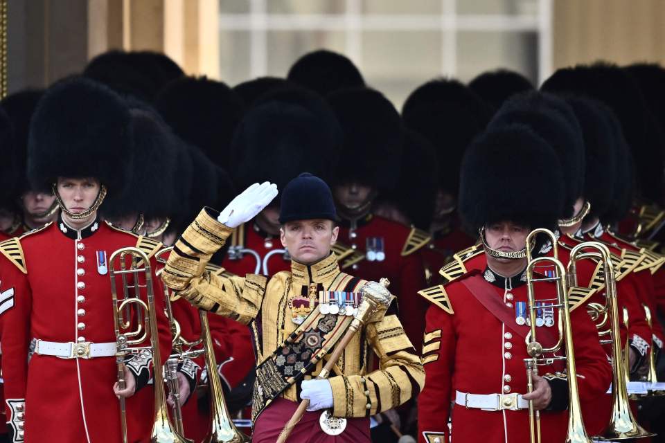 The ceremonial procession of the coffin of the Queen has began