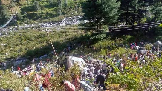 At least 11 have died after a minibus plunged into a ravine in northern India