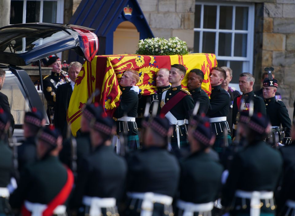 The Queen's coffin leaves Holyroodhouse for St Giles' Cathedral