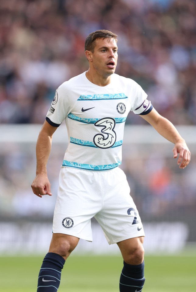 Azpilicueta may come into the team at right wing-back