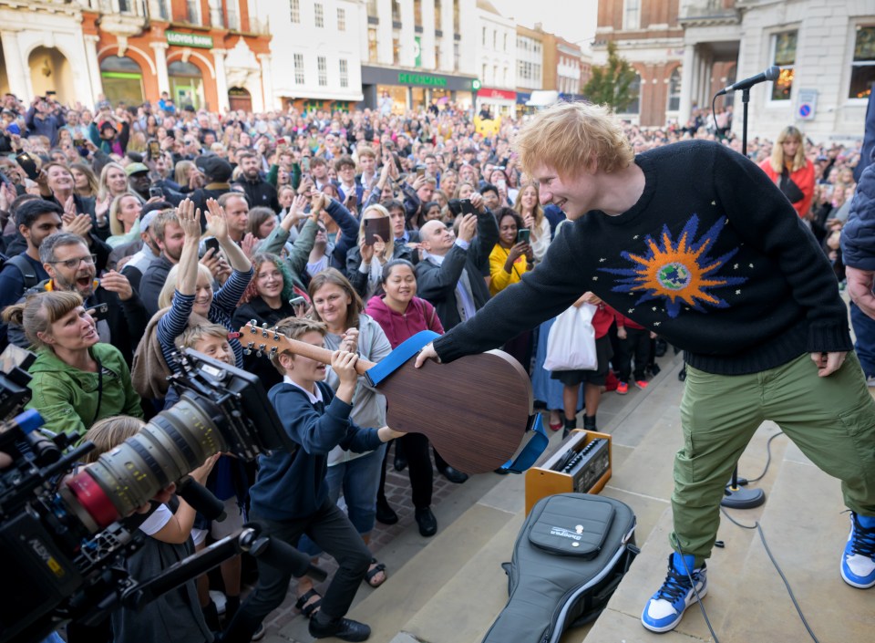 Ed Sheeran, 31, gave a local Ipswich lad his guitar as he played an unplanned busking set