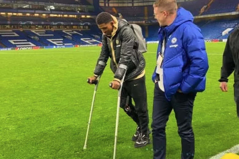 Fofana needed crutches to leave the stadium