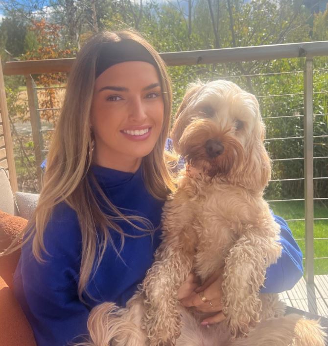 The model beamed in a picture of her and her pet pooch