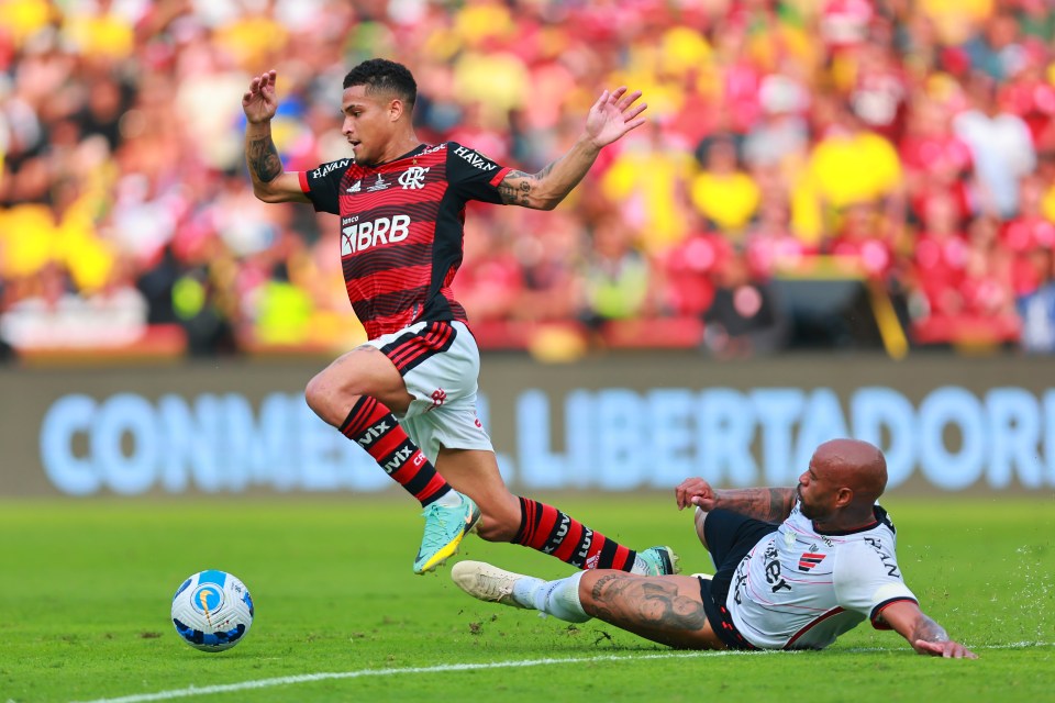 João Gomes of Flamengo battles for possession with Thiago Heleno of Athletico-PR