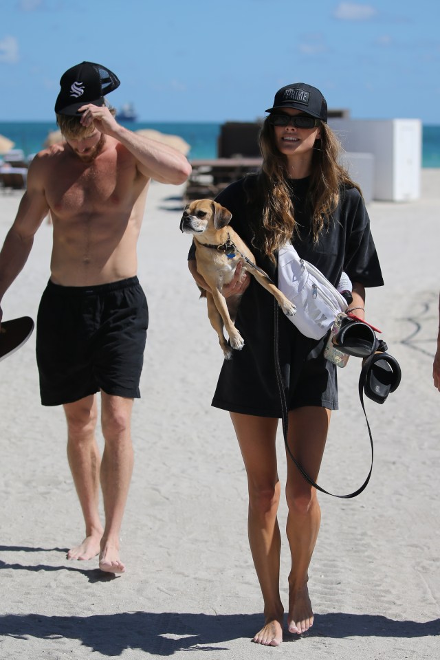 The couple even brought Nina's dog Daisy to catch some rays