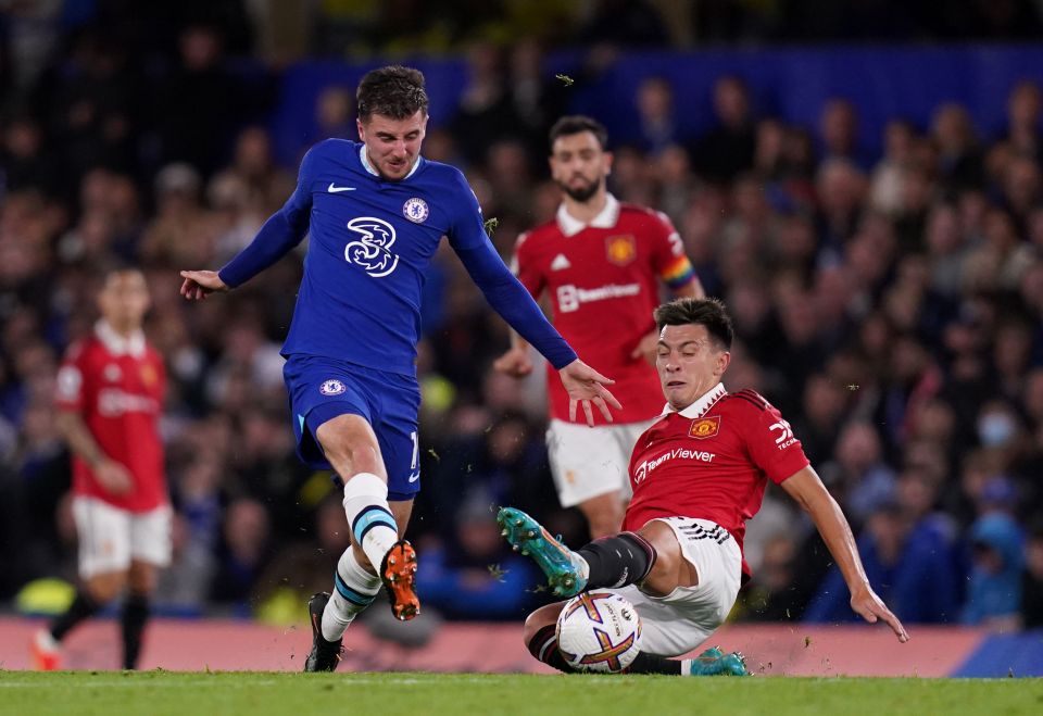 Mason Mount and Lisandro Martinez battle for the ball