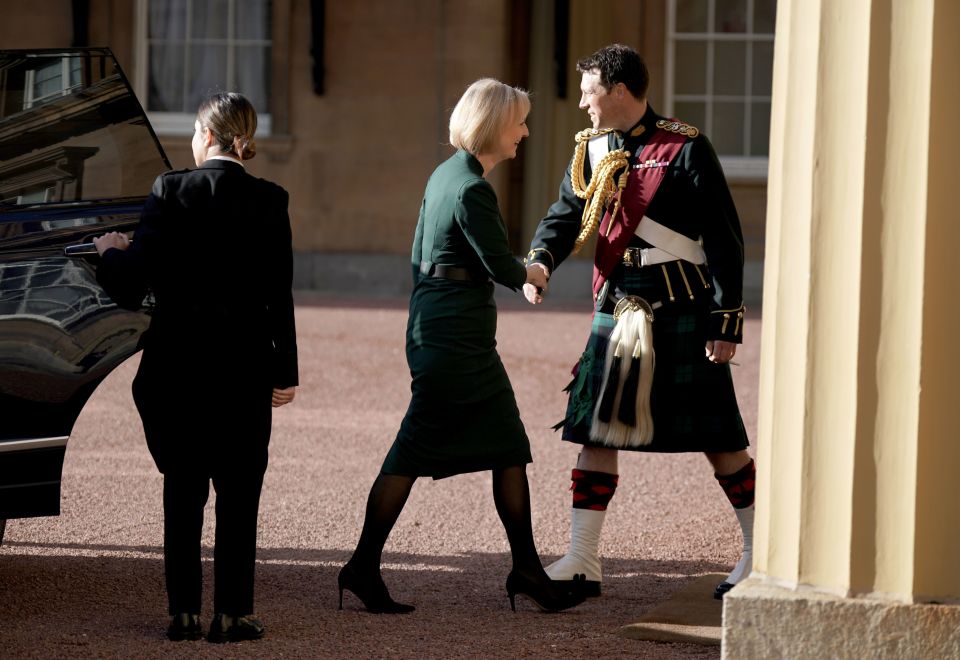 Liz Truss arrives at Buckingham Palace to tell the King she wants to resign