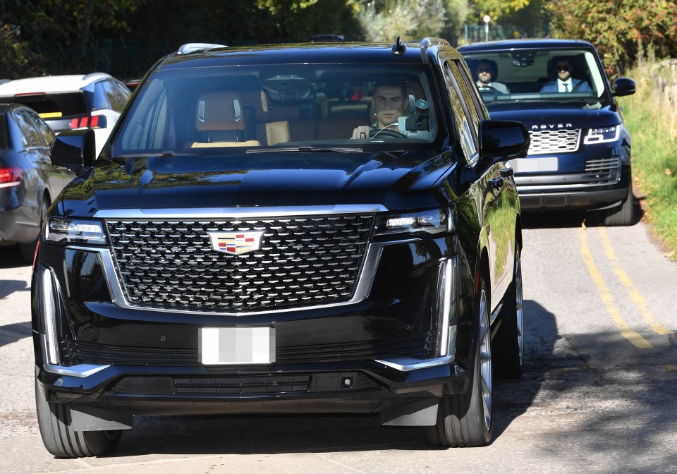 Ronaldo arriving for Man Utd training guarded by twins