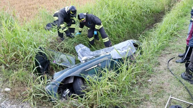 The classic 1955 Austin Healey 100 convertible crashed into a ditch in northern Italy