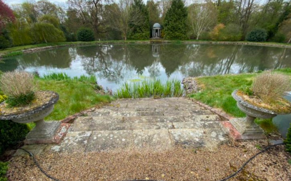 As well as a lake and a pond, there would also be an outdoor swimming pool, a gym, tennis courts and ornamental walled gardens