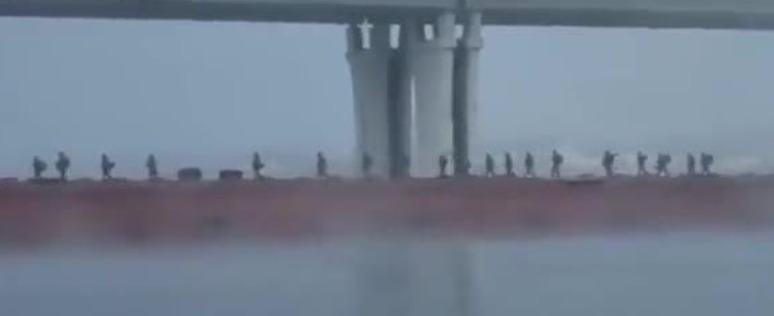 Putin's dejected troops seen crossing the Dnipro river after fleeing Kherson city