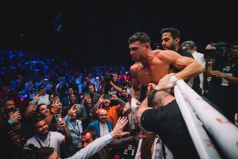 Tommy Fury fumes at Jake Paul from ringside