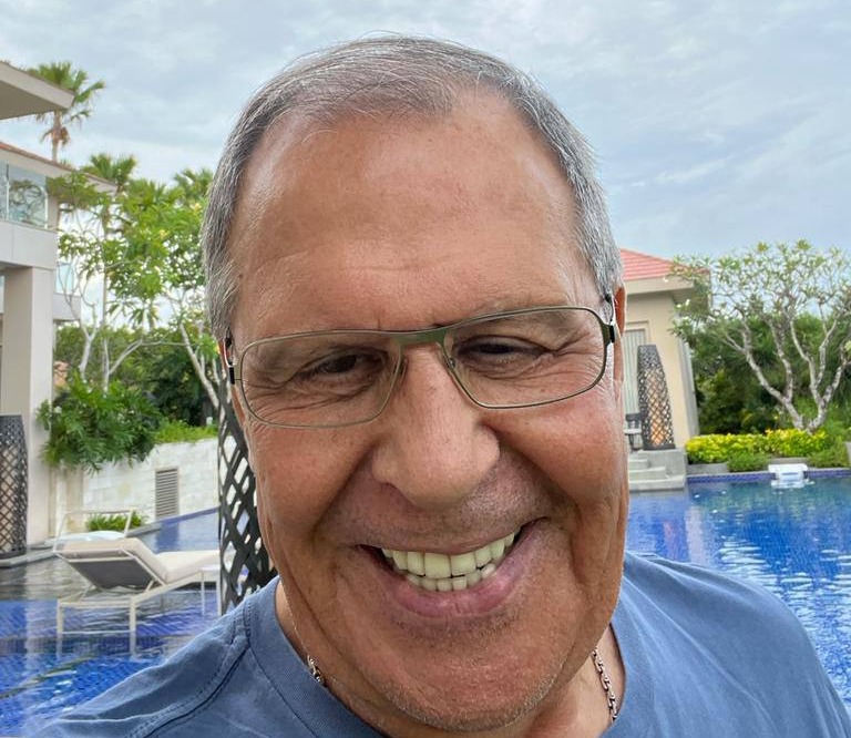 Russia state media also shared a grinning pic of Lavrov poolside