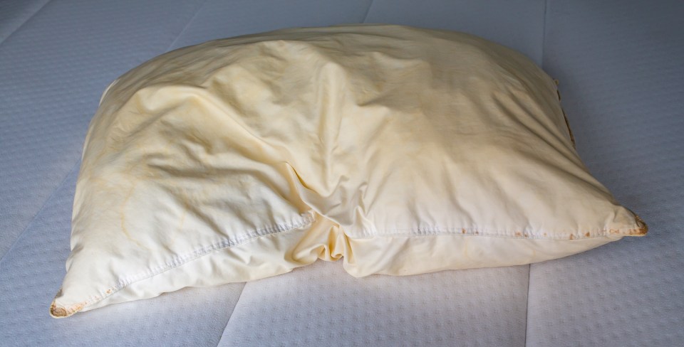 There's an easy way to get rid of yellow pillow stains for just 4p