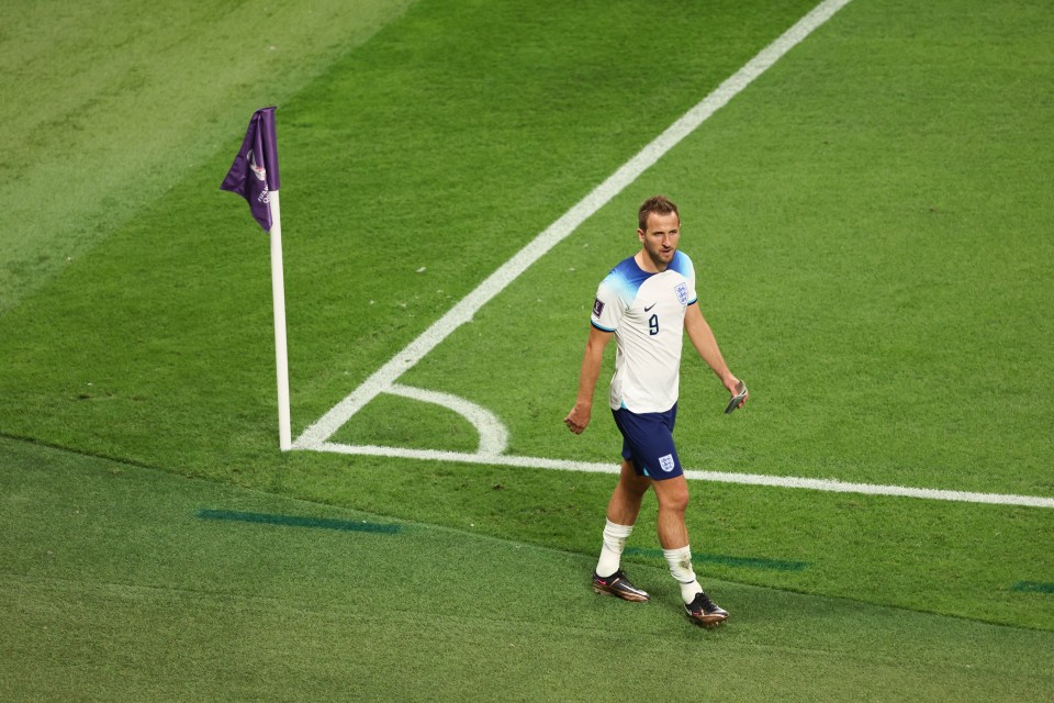 Harry Kane walking off the pitch injured