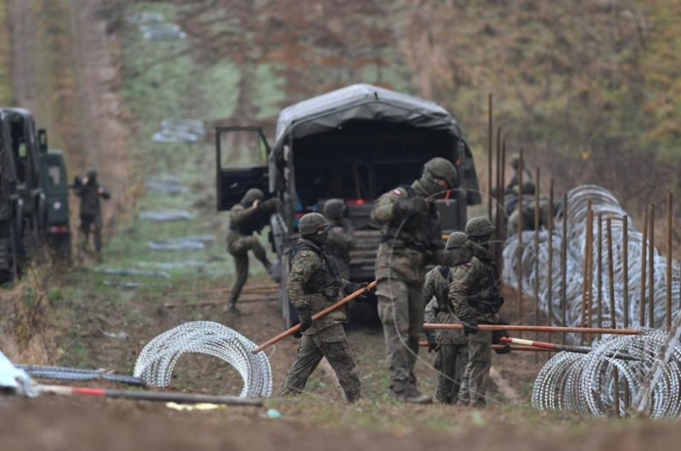 Polish soldiers lay razor wire at  Wisztyniec, on the border with Kaliningrad