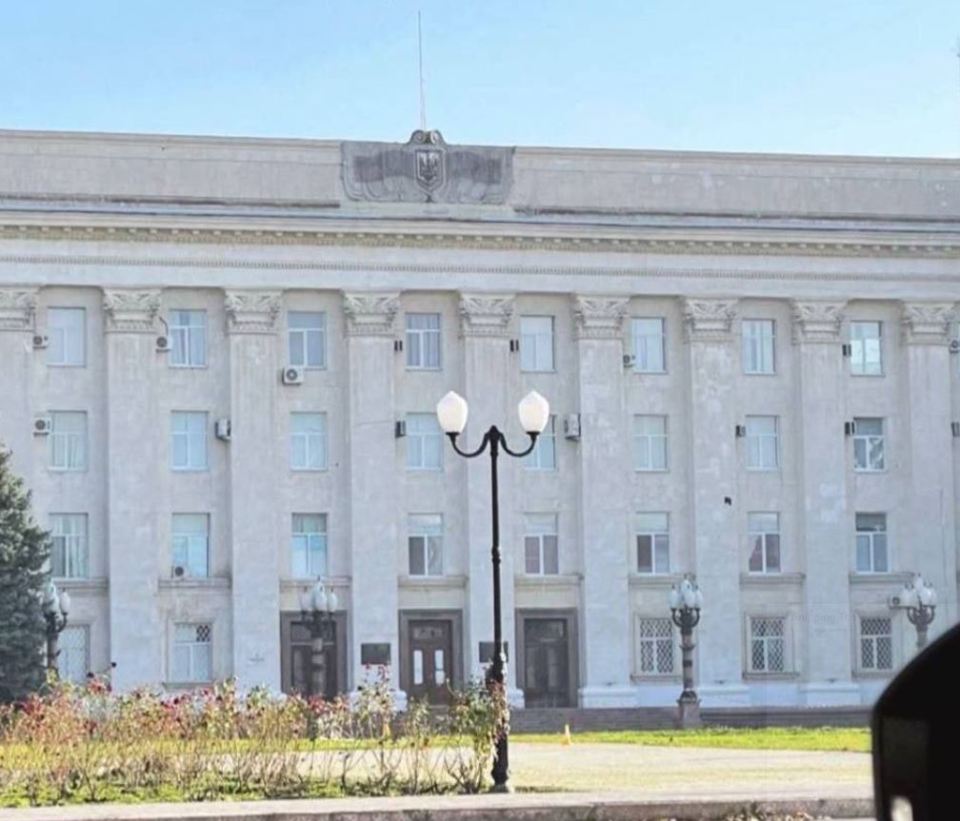 A Twitter user posted this photo of the Russian flag missing from Kherson's administrative building this morning.