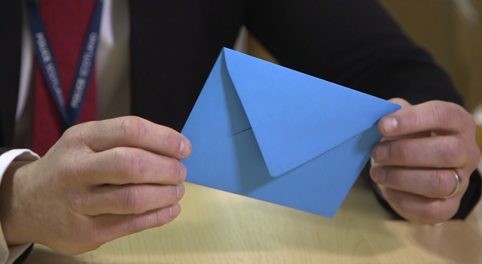 An envelope similar to the one handed to the victim