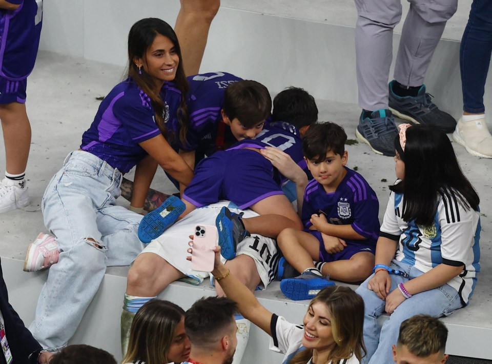 Messi was smothered by his boys on the stage in the middle of the pitch