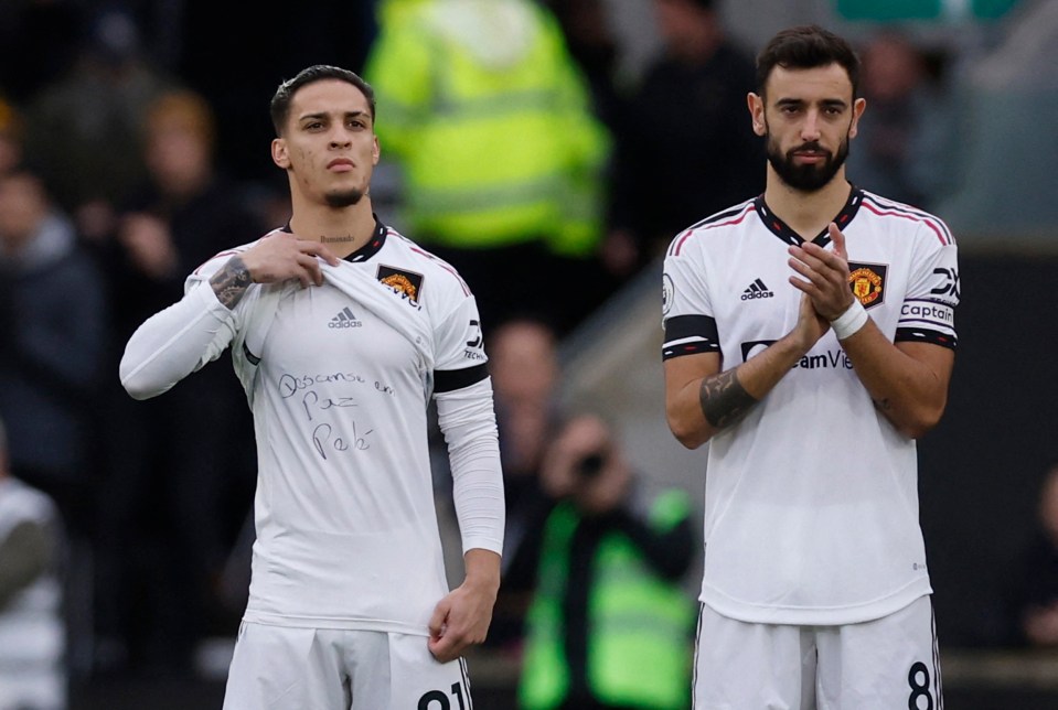 Antony paid tribute to Pele ahead of the Wolves match