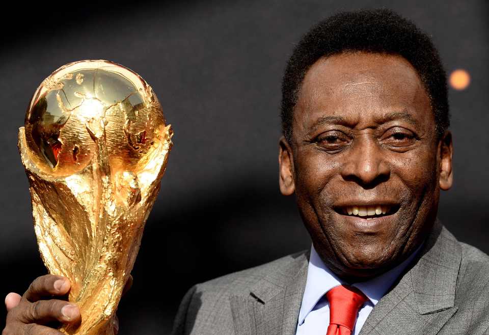 Pele poses with the World Cup trophy in 2014