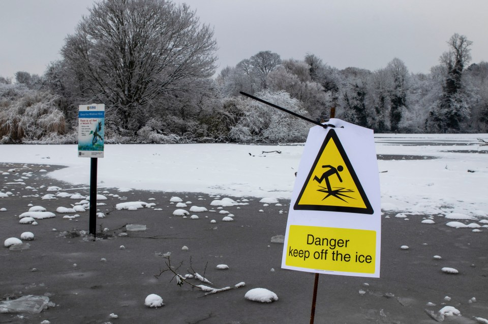 A sign warning people to keep off the ice at Verulamium Park Lake, St Albans