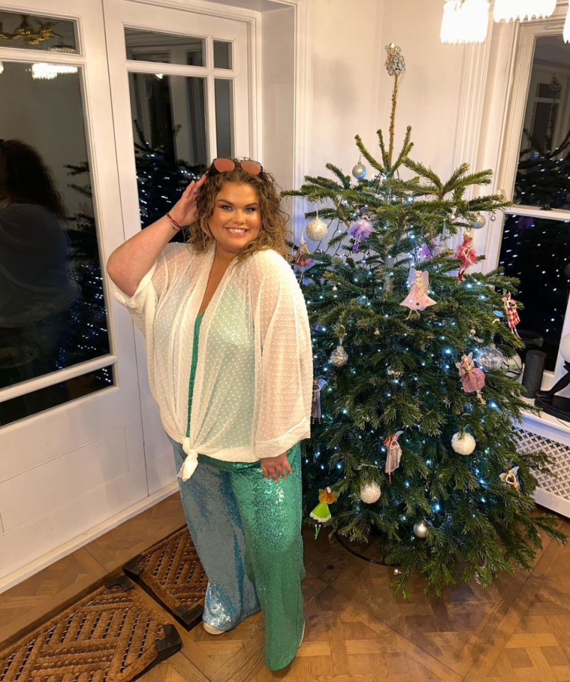 Amy Tapper looked amazing in a green sequin jumpsuit on Instagram