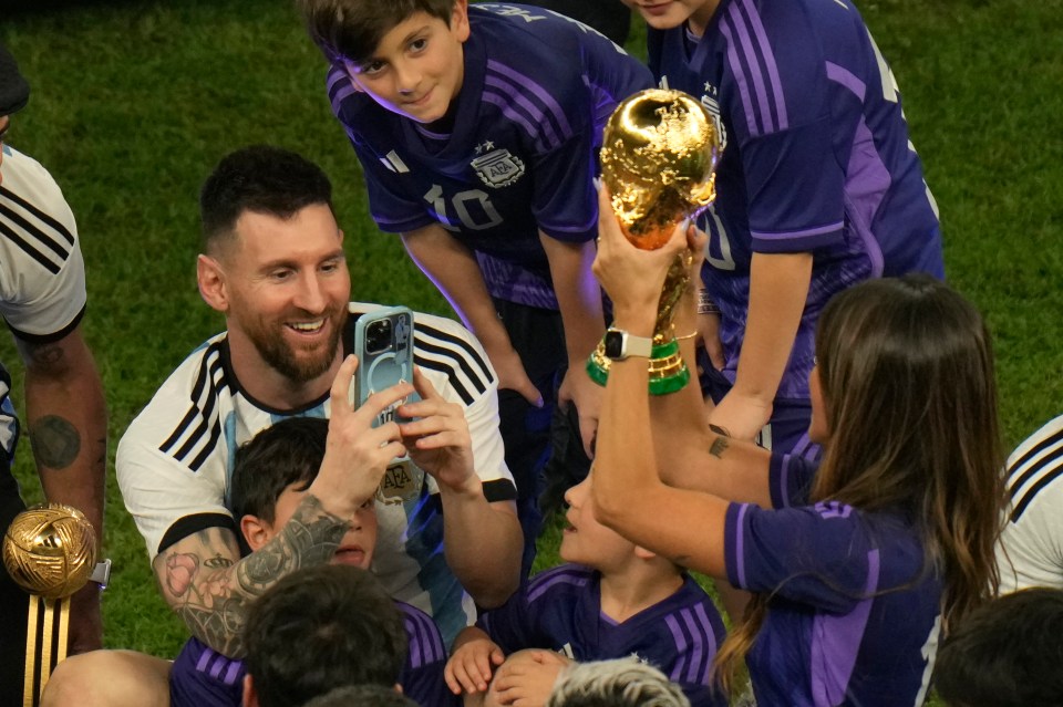 Messi took a photo of his wife lifting the World Cup